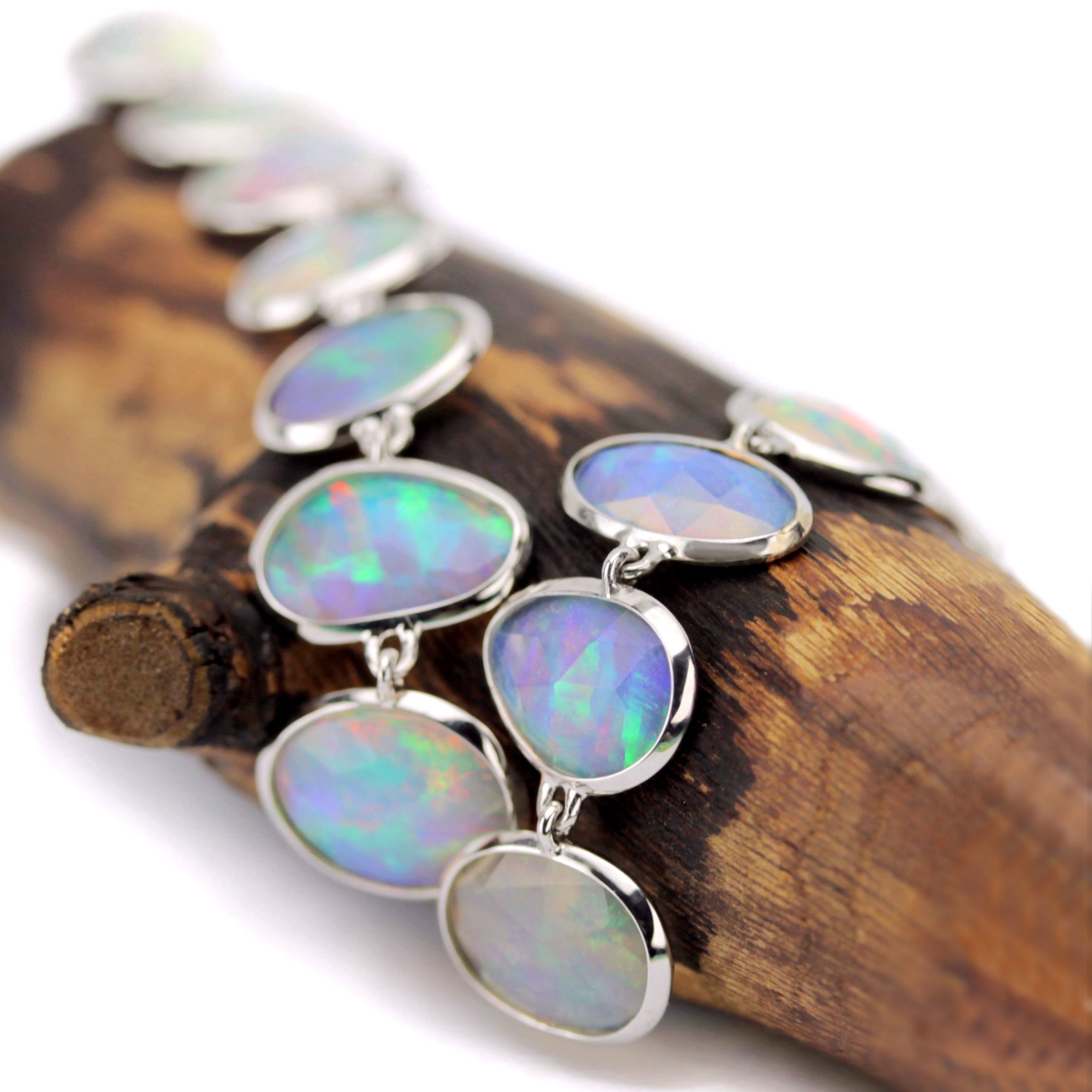 Opal-Ohrringe mit blauen Saphiren