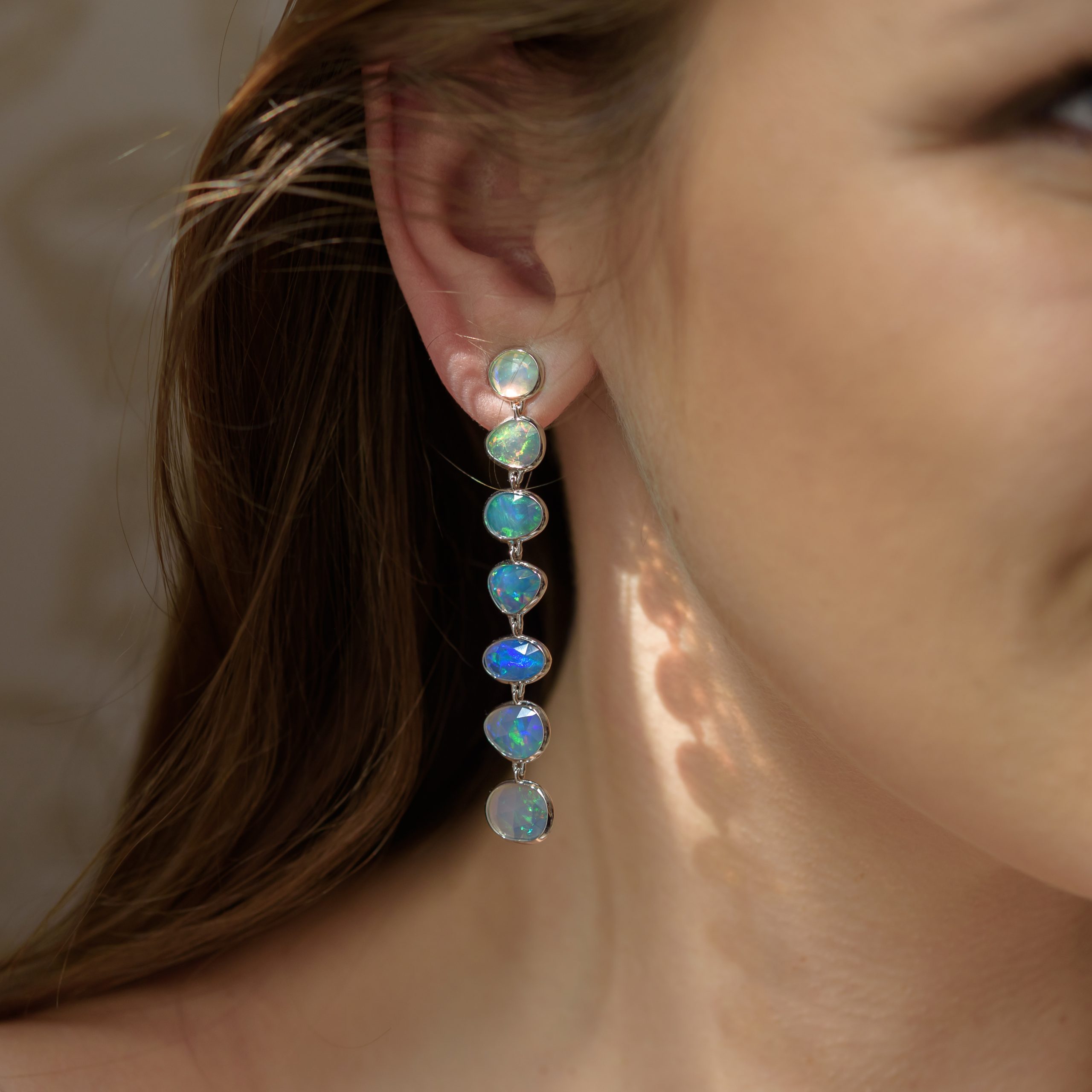 Opal-Ohrringe mit blauen Saphiren