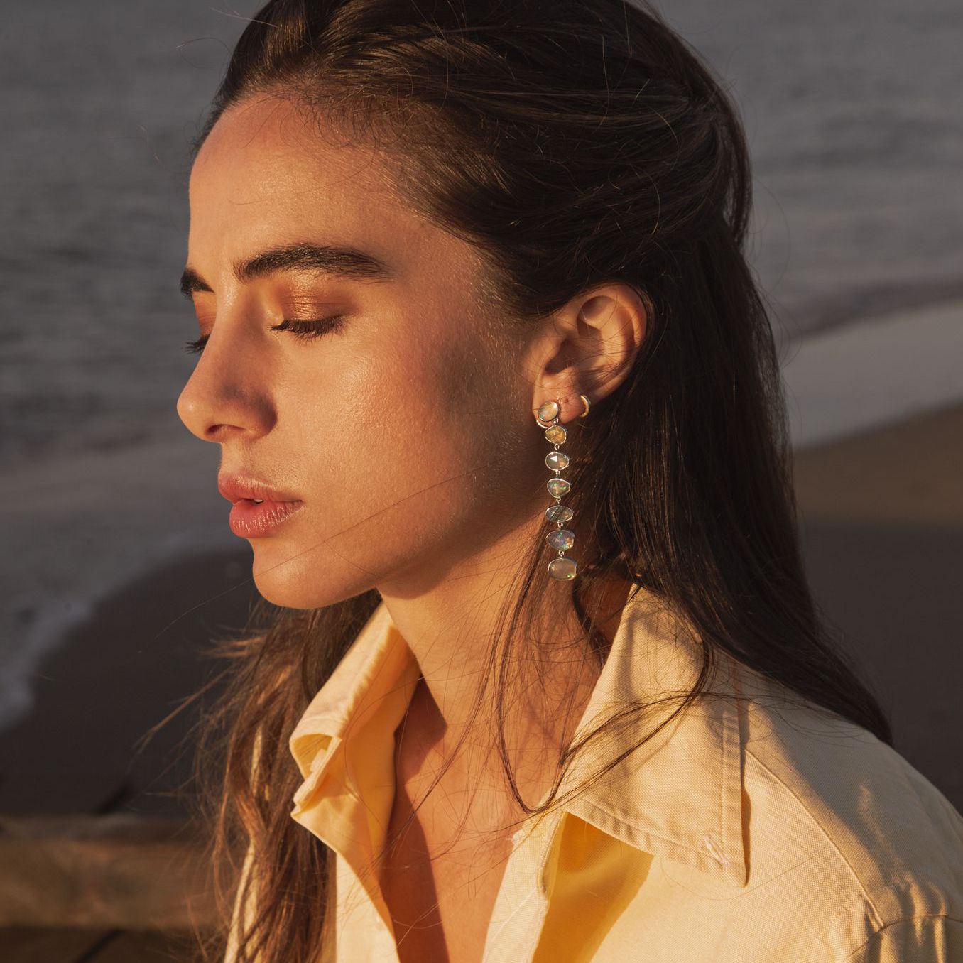 Opal-Ohrringe mit blauen Saphiren