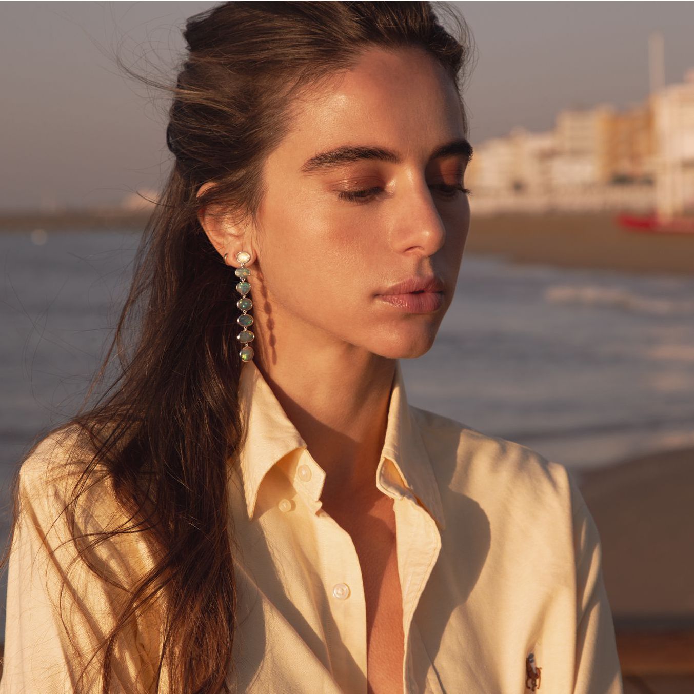 Opal-Ohrringe mit blauen Saphiren