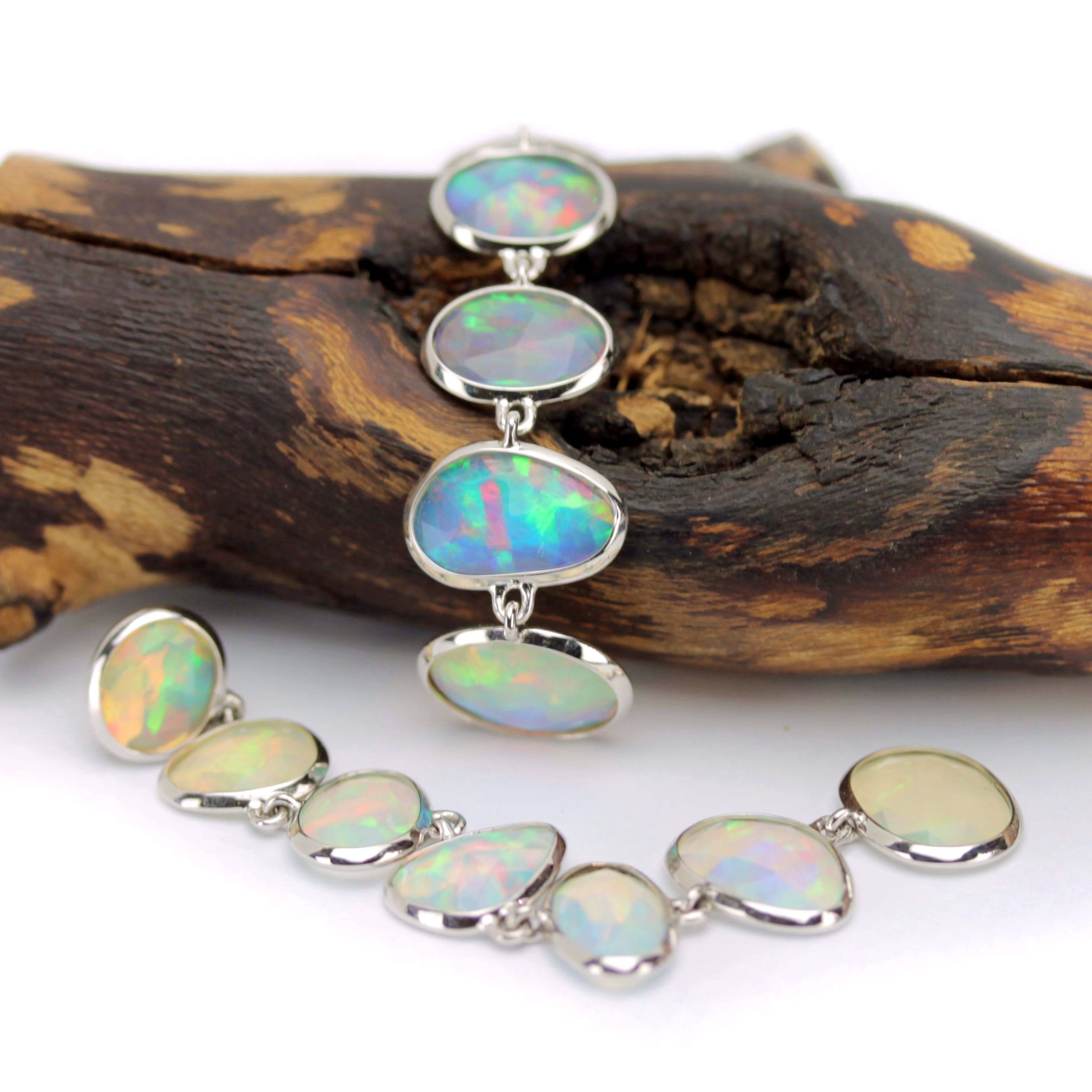 Opal-Ohrringe mit blauen Saphiren