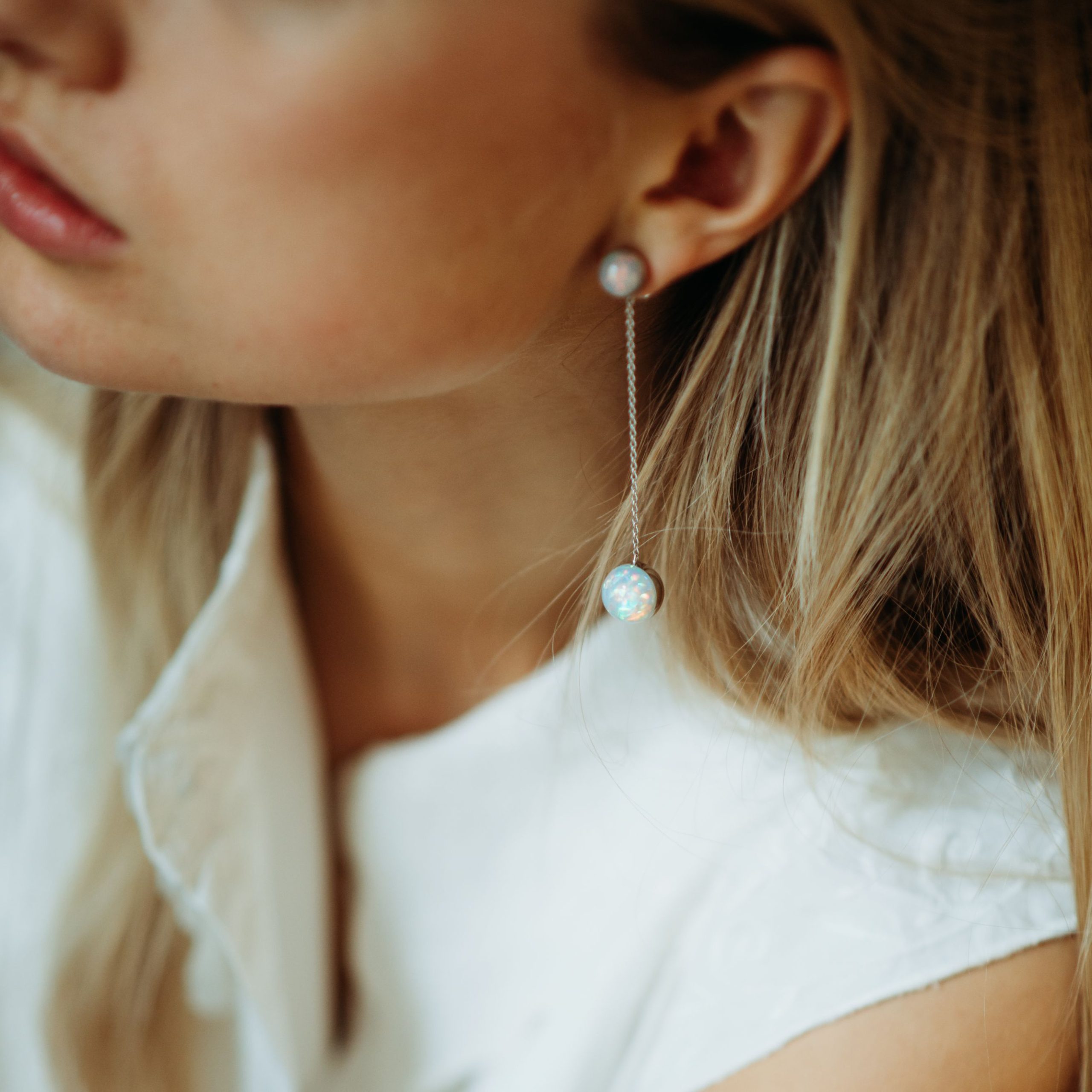 Opal-Kugel Platinohrringe