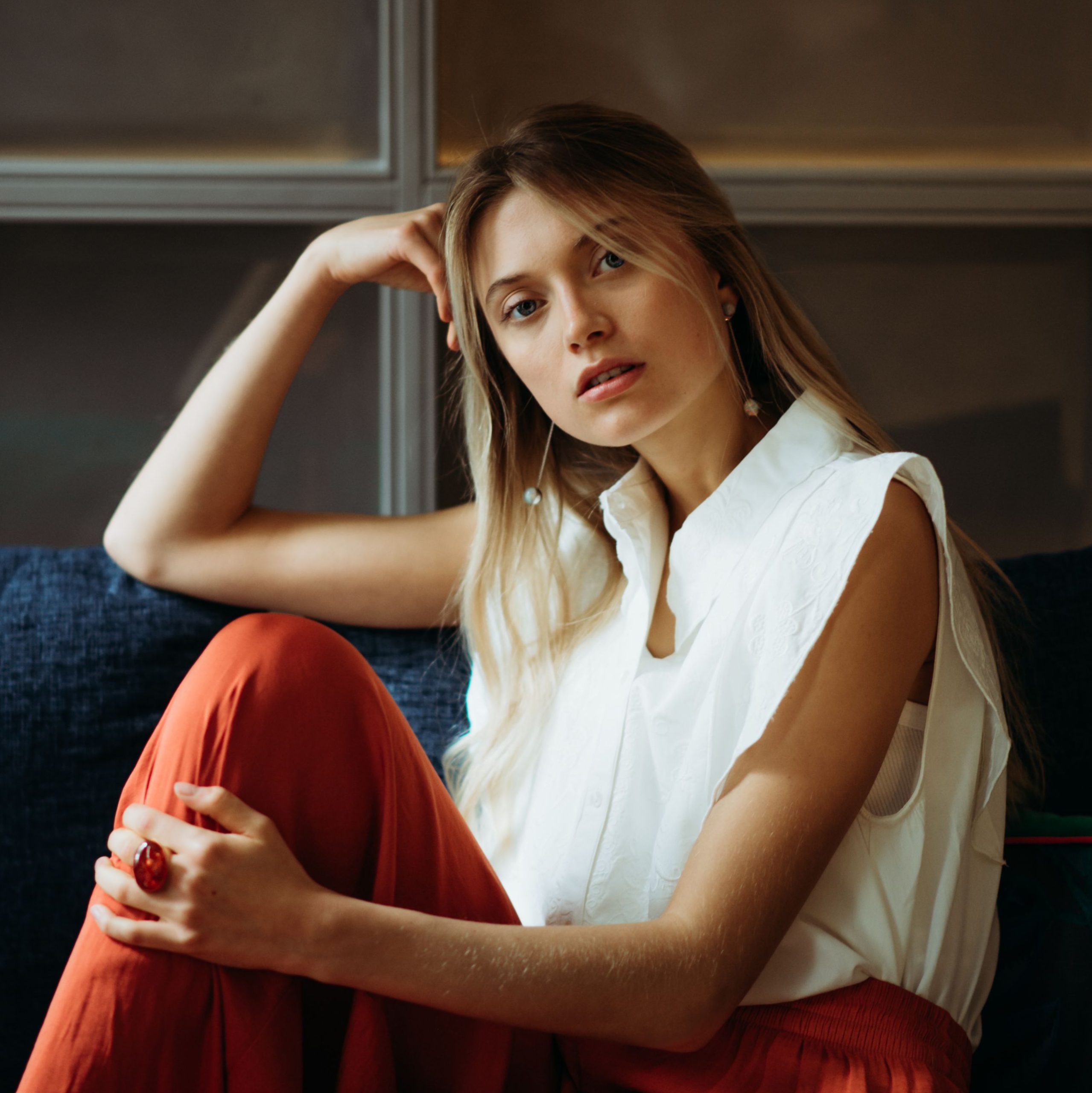 Opal-Kugel Platinohrringe