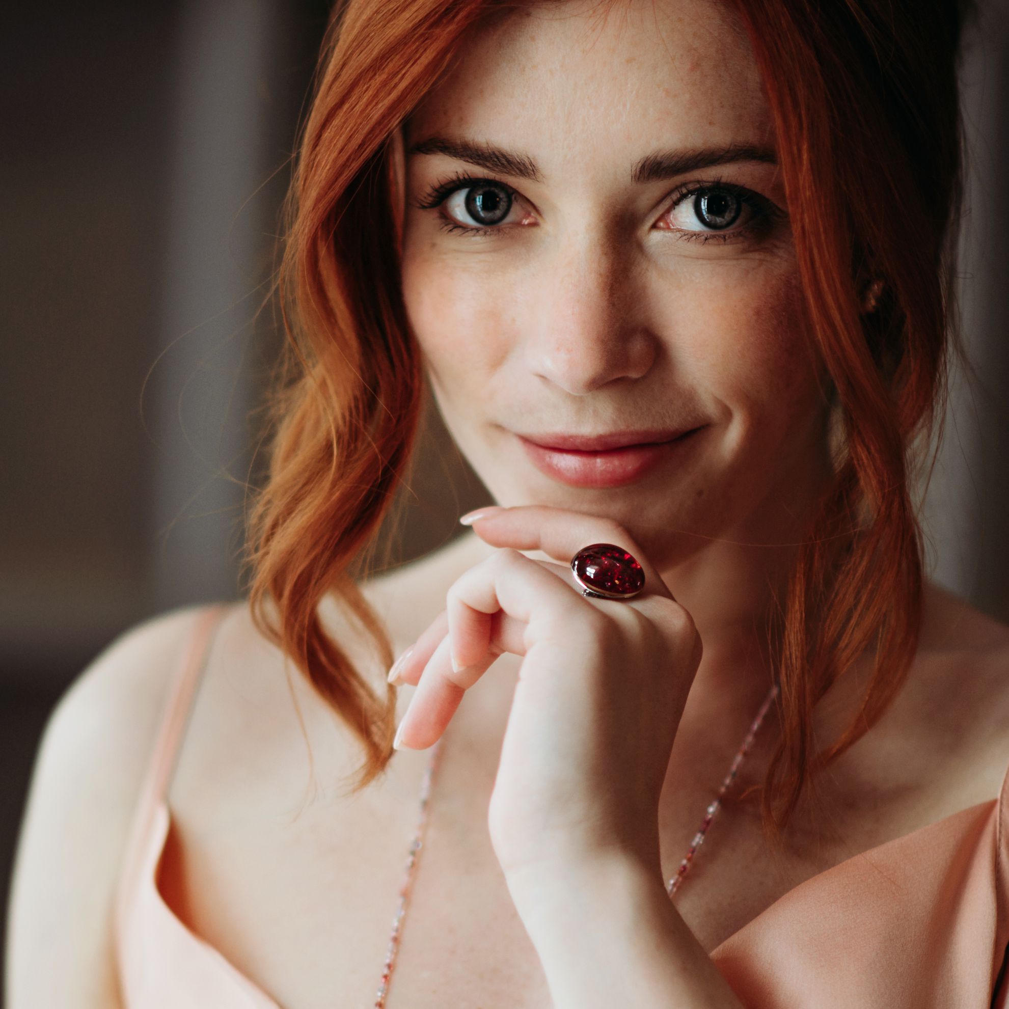 Rubellit Cocktailring mit Saphiren